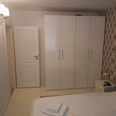 Lexy'S Apartment-2